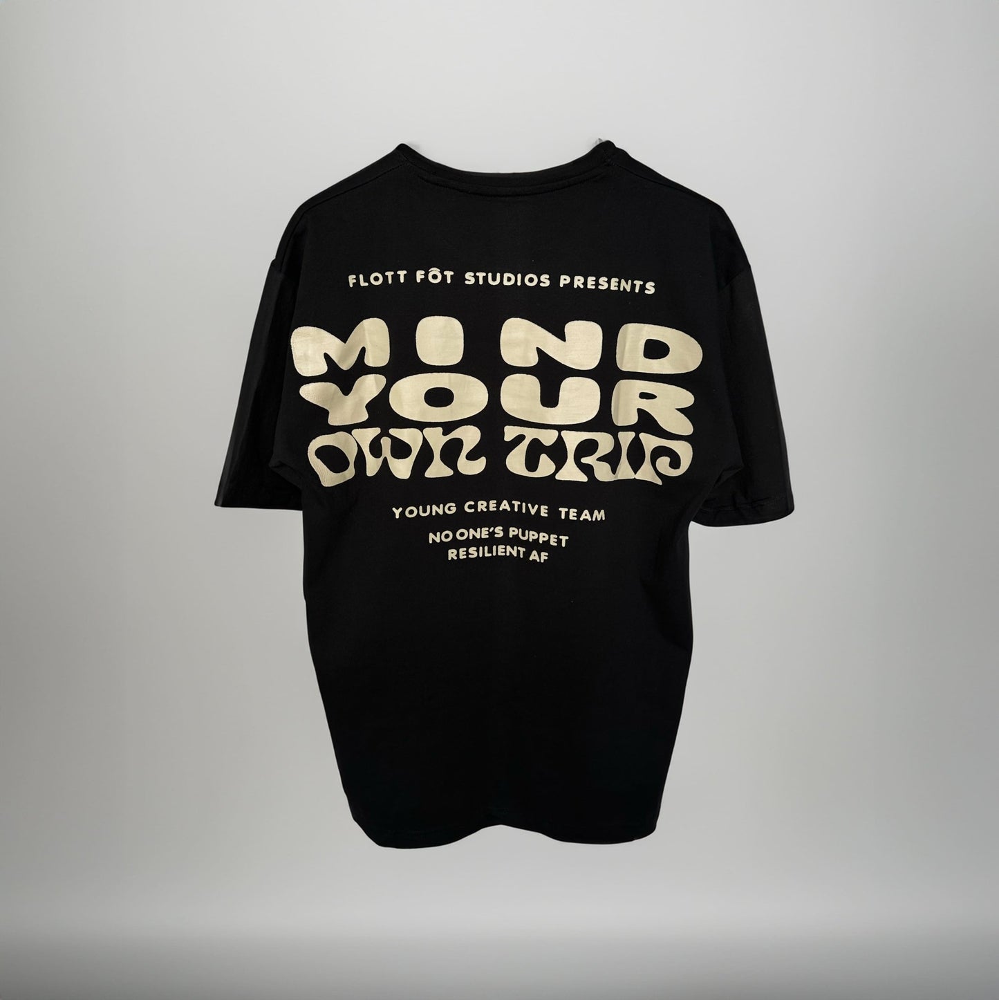 CAMISETA MIND YOUR OWN TRIP - NEGRA - Flott Föt